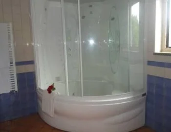 Interior de la Habitación Doble Superior donde encontrarás un jacuzzi para relajarte con tu pareja.