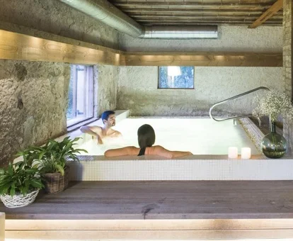 spa con jacuzzi privado en la casa rural