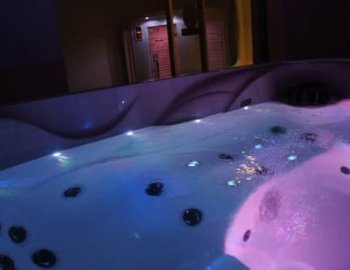 El Estudio con cama extragrande y foto de la bañera de hidromasaje que puedes disfrutar.