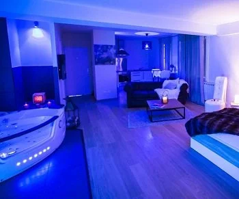 Bañera de hidromasaje para disfrutar en pareja en el Apartamento Deluxe.