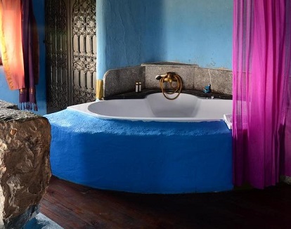 Foto de la suite con una bañera de hidromasaje redonda muy romántica