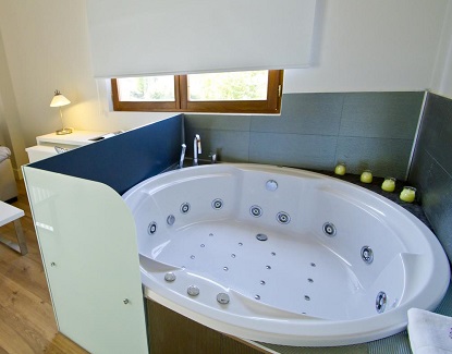 Disfruta de una estancia romántica con tu pareja en esta suite con bañera de hidromasaje del hotel rural Villas Arce Hotel en Puente Viesgo provincia de Cantabria