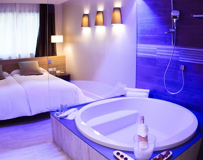 hotel Felix en Valls de Tarragona donde se puede reservar suites con jacuzzi cerca de la cama