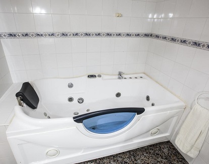Suite con bañera de hidromasaje ideal para una noche muy romántica en las Alpujarra de la Sierra en Granada