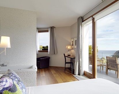 Suite con bañera de hidromasaje y con vistas al campo con viñedos en hotel San Prudentzio