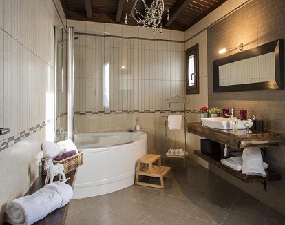 Suite con bañera de hidromasaje en el hotel rural de O Viso Casa Ramiras en la provincia de Ourense