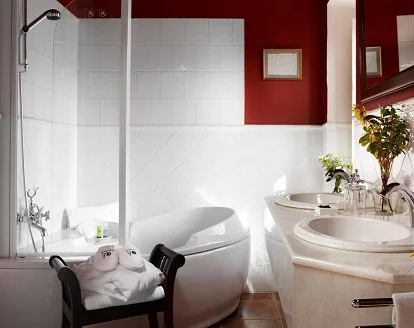 Foto de la bañera de hidromasaje en la suite del Churrut Hotel