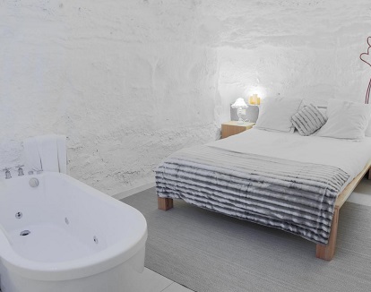 Foto de la bañera de hidromasaje en la suite del hotel rural Cuevas de las Bardenas