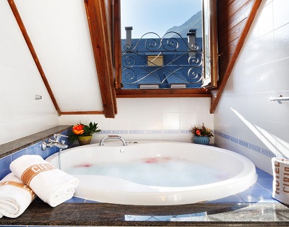 Foto de la bañera de hidromasaje en la suite del hotel rústico de montaña Hotel Ciria