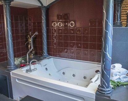 Foto de la bañera de hidromasaje en la suite del hotel Castillo El Collado