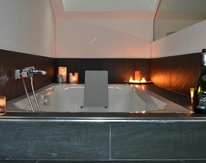 Suite con bañera de hidromasaje en el alojamiento rural Vinotel 7 uvas, un lugar perfecto para celebrar una ocasión especial en pareja