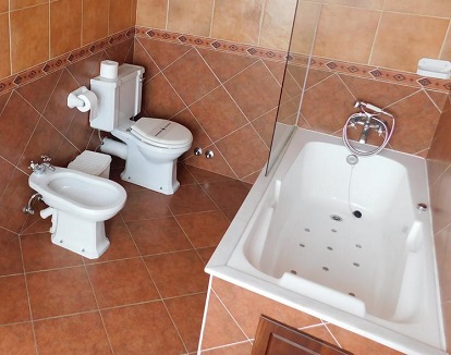 Suite con bañera de hidromasaje en la población de Boiro en la provincia de A Coruña en el hotel rústico A Casa de Filomena