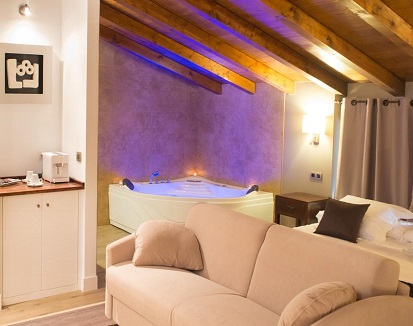 Foto de la bañera de hidromasaje muy bien integrada junto a la cama en la suite del Osabarena Hotela