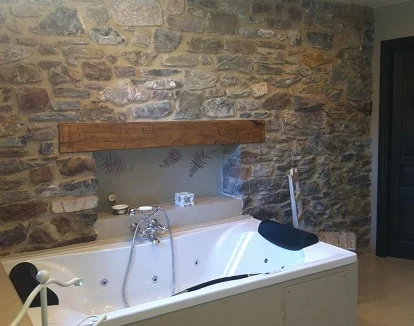Foto del jacuzzi que se encuentra en la suite el hotel rural El Acebo de Casa Muria
