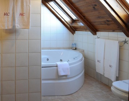 Suite con bañera de hidromasaje en el hotel Colomers en Salardú en la provincia de Lleida, un hotel romántico ideal para San Valentín