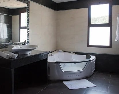 Fotografía del jacuzzi que puedes encontrar en el Hotel rural MR El Sanguino en la provincia de Sevilla