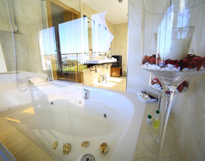 Suite con bañera de hidromasaje en el hotel rural A Maquia en Samieira en la provincia de Pontevedra donde puedes disfrutar de tu fin de semana romántico en pareja.