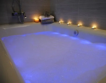 Suite con jacuzzi muy romántica en las Casas de Outeiro, un hotel rural con mucho encanto en la provincia de Lugo