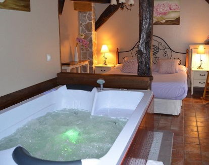 Una de las suites con jacuzzi disponibles en el hotel rural Casa del Puente para disfrutar de un fin de semana romántico en pareja en el valle de Soba de Cantabria