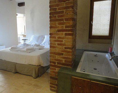 Suites con jacuzzi y habitaciones doble superior con jacuzzi en hotel rural Cal Torner