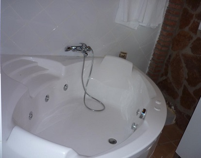 Suites con bañera de hidromasaje en el baño en Hotel Rural Xalet de Prades
