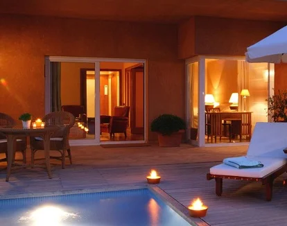 Sorprende a tu pareja con la habitación con piscina privada y bañera de hidromasaje en este encantador hotel rural de la provincia de Girona.