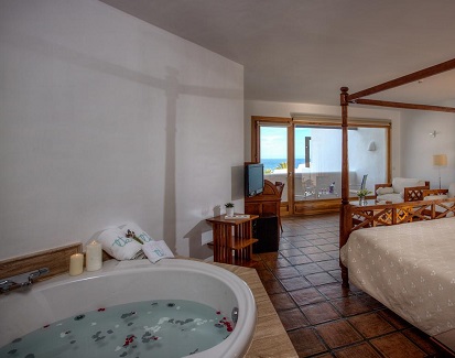 Foto del jacuzzi en la habitación con vistas al mar y bañera de hidromasaje en el hotel boutique Tio Kiko en la provincia de Almería