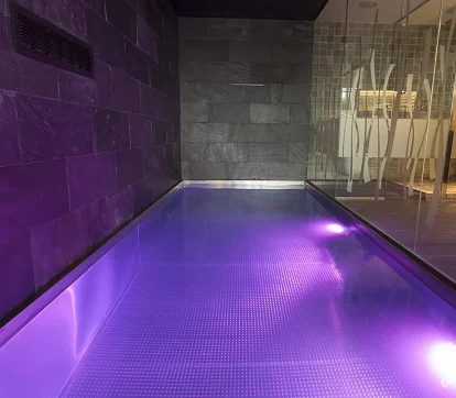 Detalle de la piscina en la exclusiva suite con piscina romántica en Mas Tapiolas Suites de la provincia de Girona en la población de Santa Cristina d'Aro