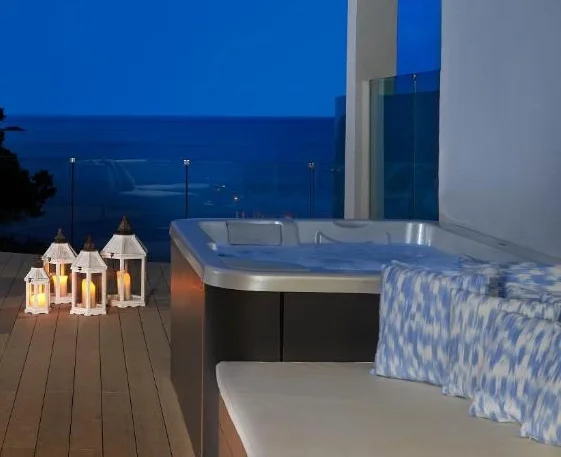 terraza con jacuzzi privado