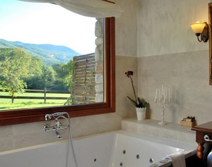 jacuzzi con vistas a la montaña y la naturaleza en la suite con terraza y bañera de hidromasaje del Hotel Selba d'Ansils