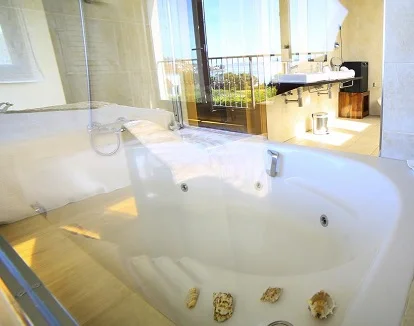 En el hotel rural A Maquia puedes tener una suite con terraza con vistas al campo y jacuzzi en el baño en una habitación muy espaciosa perfecta para una estancia muy romántica con tu pareja