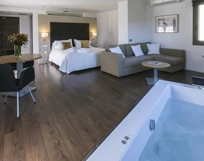 Foto de la bañera de hidromasaje en la suite de lujo