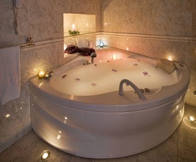 Foto del jacuzzi en la suite deluxe con bañera de hidromasaje en Hotel Rural Nadela en la provincia de Lugo