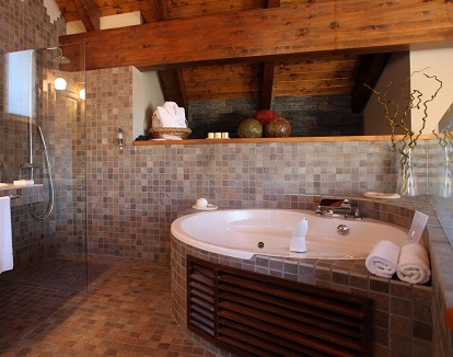 Foto de la bañera de hidromasaje en la suite deluxe en Hotel Rural El Privilegio
