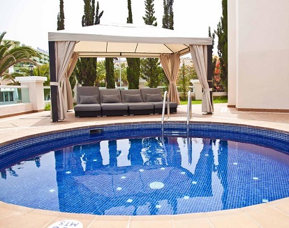Suite Deluxe con piscina privada en la terraza de la habitación en Flamingo Suite de Adeje en Tenerife.