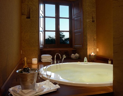 Suite con jacuzzi junto a la ventana en el hotel rural con spa Hotel Spa Relais & Chateaux A Quinta Da Auga