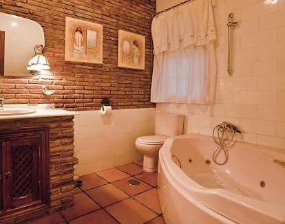 Foto de la bañera de hidromasaje en la suite junior de El Balcón de las Nieves en La Zubia provincia de Granada