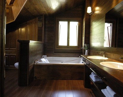 Foto del jacuzzi en baño forrado con madera en la suite junior de la casa rural El Portón de Murillo