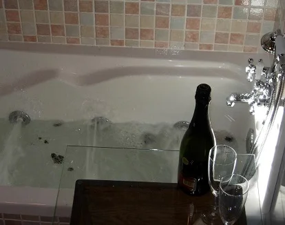 Foto de la bañera de hidromasaje que se encuentra en la suite junior con terraza