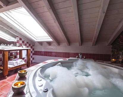 Suite Junior superior romántica con techo aboardillado en hotel Casona La Hondonada