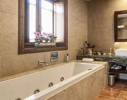 Detalle de la bañera de hidromasaje en la suite superior en el Hotel Restaurant El Ventos