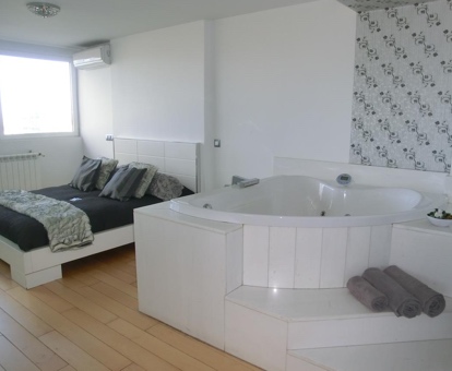 Foto de la la Suite con bañera de hidromasaje donde se encuentra la bañera de hidromasaje.