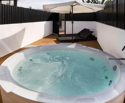 terraza con jacuzzi privado