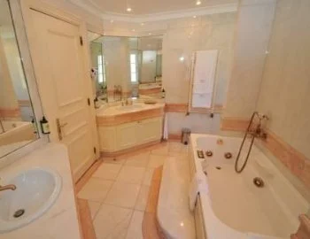 Hidromasaje en la Suite Master con bañera de hidromasaje para una estancia muy especial o aniversario de bodas.