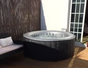 Foto de la Habitación Doble Deluxe con vistas al mar para una velada romántica con jacuzzi incluido.