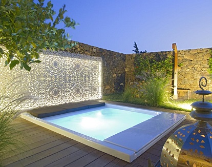 Piscina privada en Alondra Villas y Suites donde puedes tener una piscina para disfrutar en el jardín durante casi todo el año.