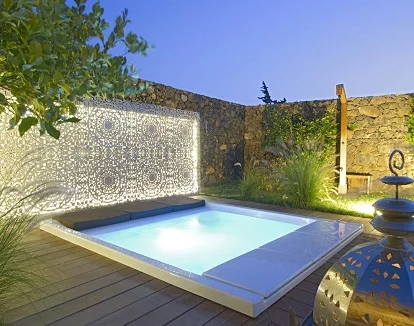 Piscina privada en Alondra Villas y Suites donde puedes tener una piscina para disfrutar en el jardín durante casi todo el año.