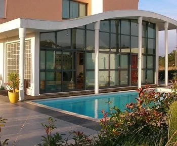 Interior de la Villa con piscina privada donde encontrarás un jacuzzi para relajarte con tu pareja.