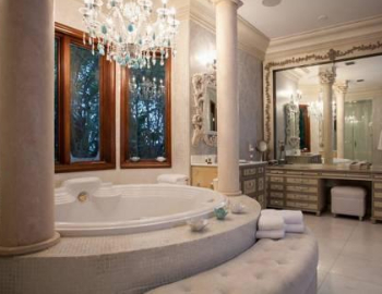 Foto de la bañera de hidromasaje en la Villa de 10 dormitorios .