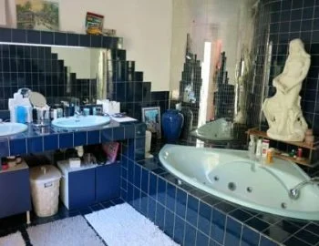 Bañera de hidromasaje en la Villa con vistas al mar.